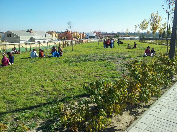 CeipClara's tweet photo. Actividad de lectura compartida en el parque. Alumnado de 4º lee al de 2º http://t.co/9Su53B9CJr