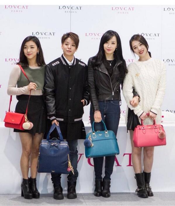 sy__sulli's tweet photo. Oh my goshhh I'm so busyyy sorry ~~ hello guys http://t.co/23PvLn9cXo