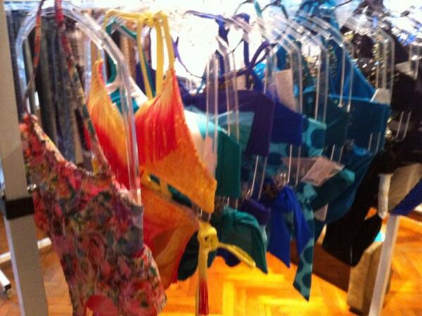 Intimissimi 2014 İlkbahar-Yaz plaj koleksiyonunda renkler ve çiçek desenleri öne çıkıyor. Heyecanla bekliyoruz!