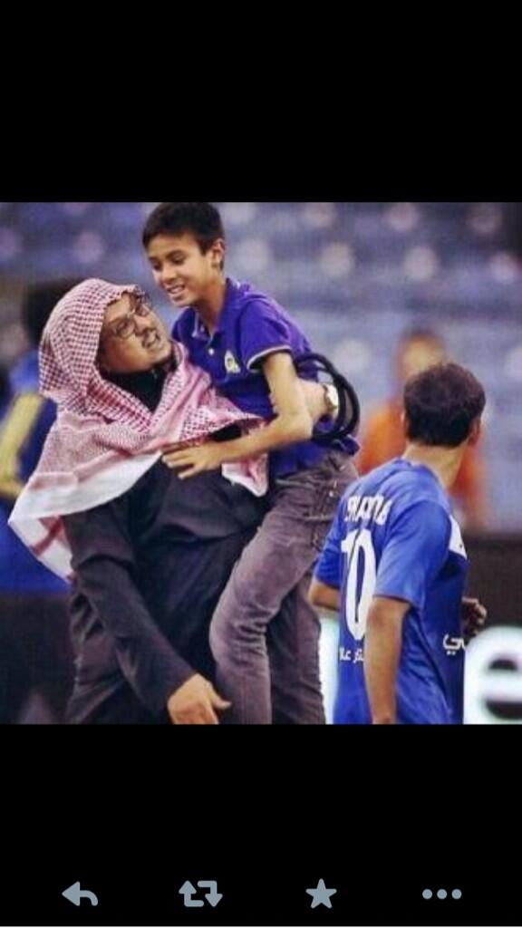 Fahadalhurifi's tweet photo. ياشايل الصقر بين يديه.. يستاهل الصقر من شاله http://t.co/UiXeElMhLz