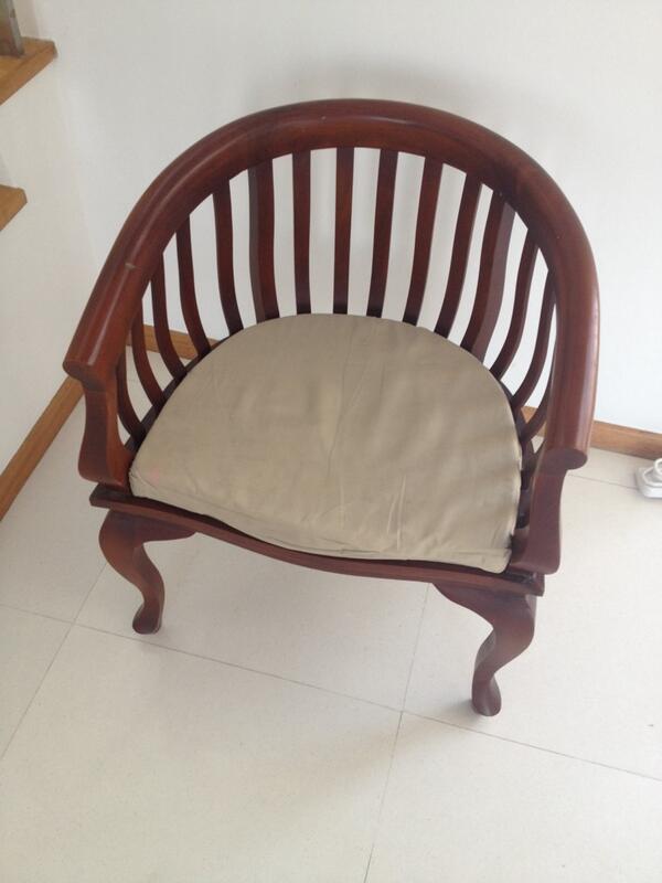 patrickvons's tweet image. Man boards bus carrying armchair. Proceeds to sit in it. That would be me. #TransportSolution