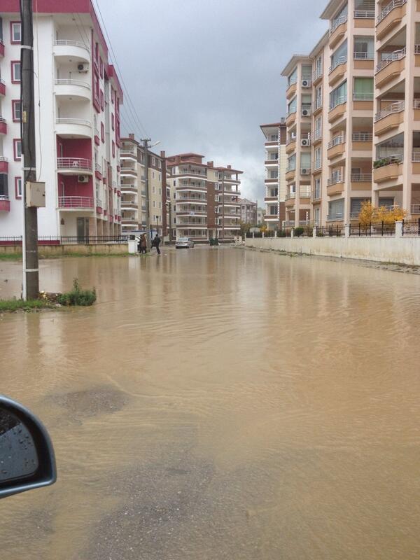 Edremitte her yağmurda aynı sıkıntı, aynı pislik