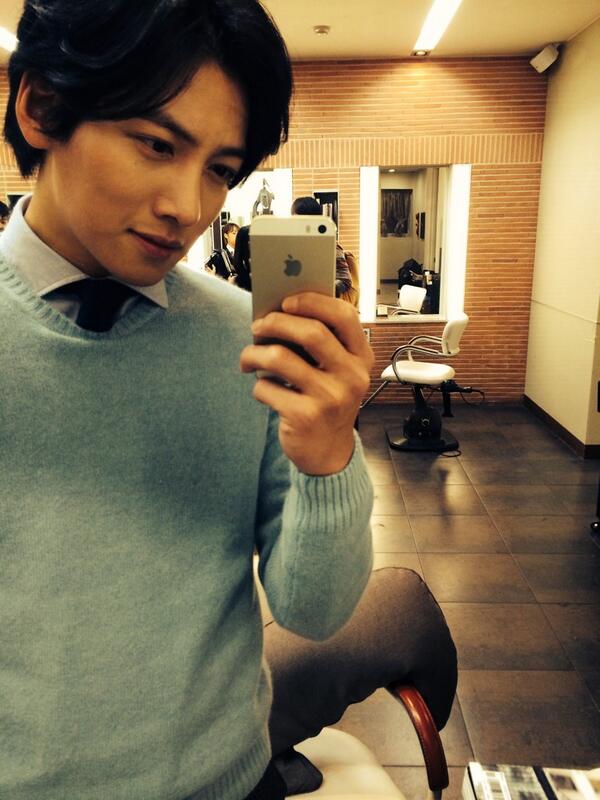 f22811's tweet photo. “@Jichangwook: 오늘도 기황후 모두 재밌게봐쥬��여!! 사진은 내맘대롴ㅋㅋㅋㅋㅋ http://t.co/z5j43iY1u3”很帥喔!!5S?