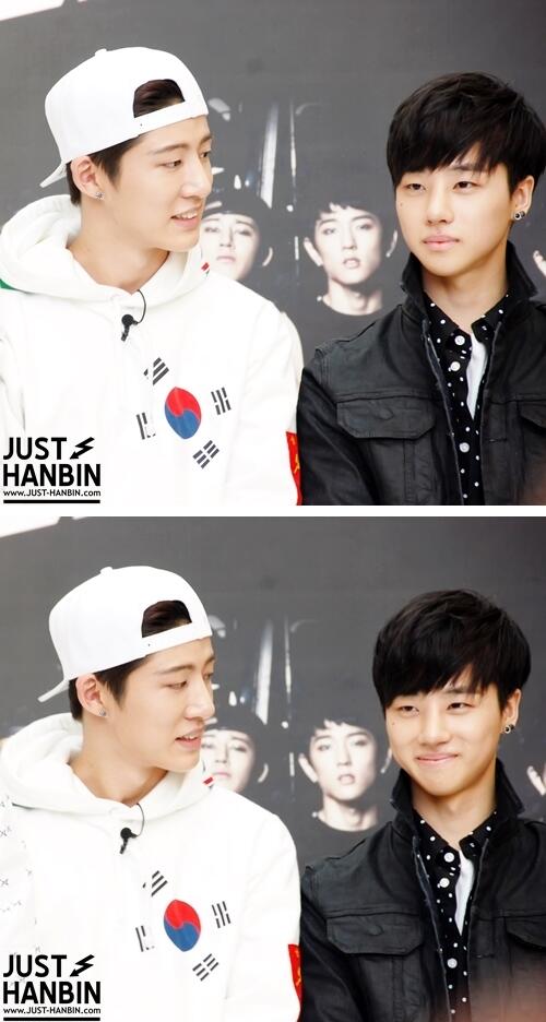 JUST_HANBIN's tweet photo. [PIC] 현 연습생의 방긋방긋 팬서비스 능력... 진환이 대.다.나.다 ! http://t.co/QBD4Cru9KE