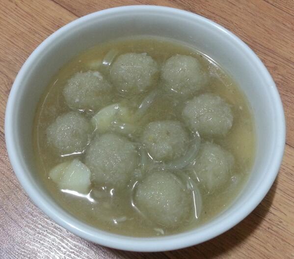 lightonstar's tweet photo. 쌀쌀한 날씨입니다. 
지난 일요일 저녁 집에서 추억의 맛..감자옹심이 수제비를 끓여 먹었습니다 http://t.co/63sWFja6MA