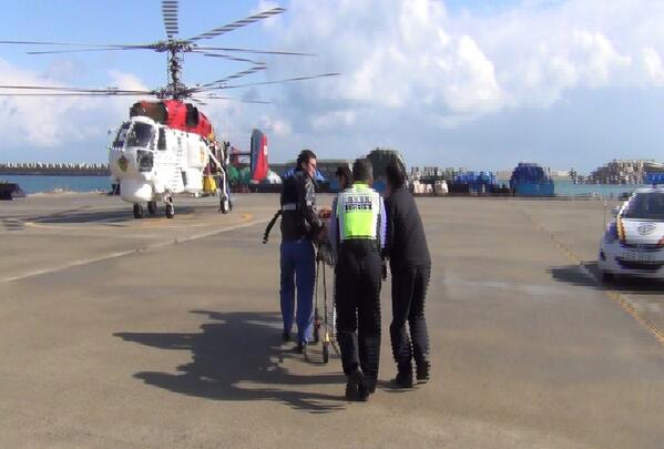제주지방해양경찰청에서는 13.11.19(화) 12시 19분경 추자도에서 응급환자가 발생했다는 신고를 접수받고, 응급환자 오모씨(36세,여,추자거주)를 헬기를 이용 제주시내 병원까지 안전하게 후송하였습니다.