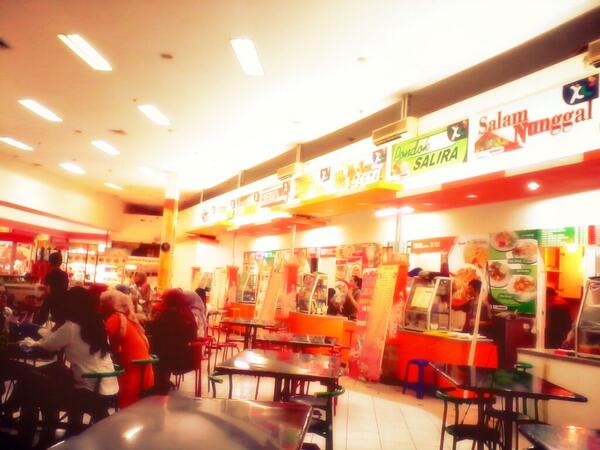 SupermallCJR's tweet photo. New Interior Foodcourt Supermall Cianjur http://t.co/beKjBzSB2h