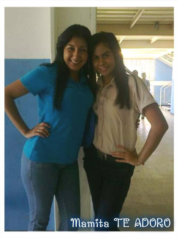 Marjorie_Fans's tweet photo. Con la profesora y persona mas bella de mi MUNDO, MI MAMÁ ♥ http://t.co/kkHDa9Kw6L