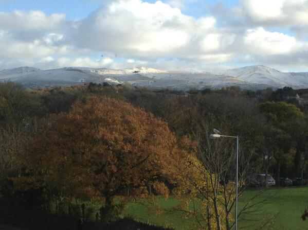 LozzPenguin's tweet photo. @GTPLANTERS all better now, look at snowdon it's actually snowy, you can see it from my kitchen window http://t.co/2pUtLwPt8m