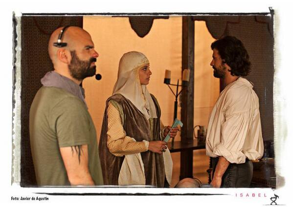 La1_tve's tweet photo. ¿Cómo se hizo el capítulo 24 de @isabel_tve?
http://t.co/fBGgB3cLxo #Isabel24 http://t.co/HADJfHXJpt