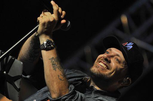 musicroomit's tweet photo. @MaxPezzali a Milano: una festa popolare per 12.000 fan http://t.co/mw4Jj3n5hl @PierpaPeroni @CloCecchetto http://t.co/iIWKxU5QXr