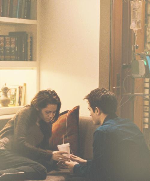 TwilightOFC's tweet photo. Bella minum darahhh... http://t.co/wwxpCBg5VR