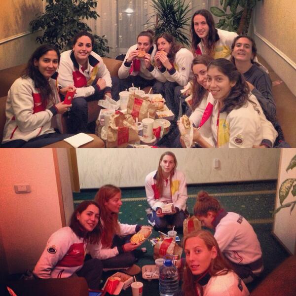 MatiOrtizReyes's tweet photo. Celebrando la victoria con un McDonalds. RUS 11 - ESP 13 después de no ganar a Rusia en comp.oficial desde el 2008!😃 http://t.co/v7pDU4MAFL