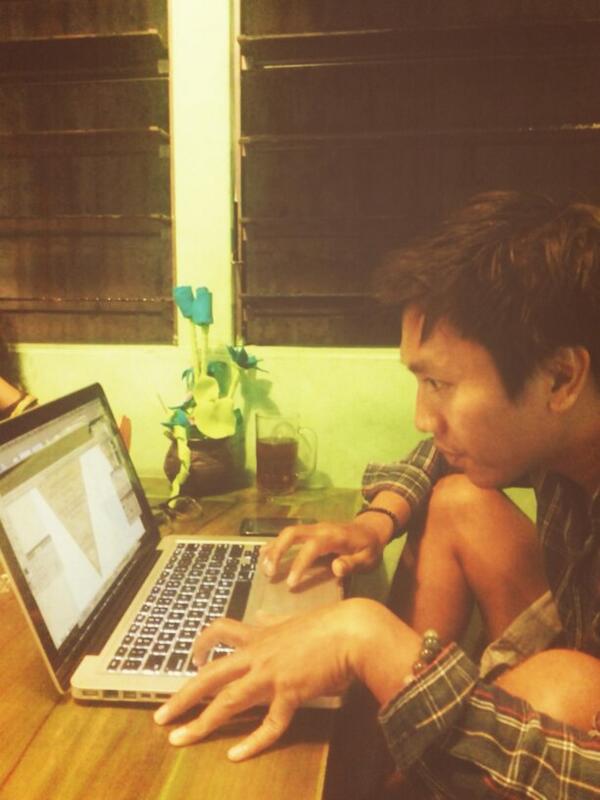 NyaBuu's tweet photo. Selesai!!siap kirim :) @kerdusubud: Kejar deadline buat iklan di bali advertiser buat pasar-pasaran. Yeaaayyyy http://t.co/iHXs5PFdXn"