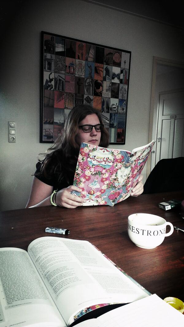 iEmily17's tweet photo. Legendarisch moment, Emily aan de studie http://t.co/3MFMxTuOu0