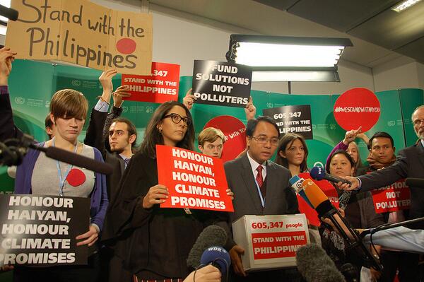 Avaaz's tweet photo. Philippine climate negotiator @YebSano delivers his 600,000 strong #Avaaz petition: https://t.co/aAKXQopzB5 #COP19 http://t.co/IQOfsxUVru