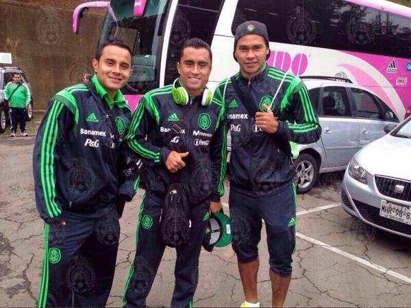 Escuelaleonfc's tweet photo. Ya listos para llevarnos al mundial 2014 @86Aris55 @gullit27 @Chapomontes10 inscríbete 3480343 y juega como ellos http://t.co/SLYQhySUdx