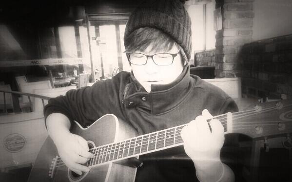 Epuerus's tweet photo. 카페에 앉아 기타 딩가딩가 하는 재미가 쏠쏠~ http://t.co/wG9CWziLDQ