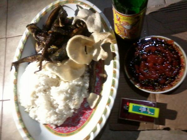 argha_P's tweet photo. Menu nih klo lagi nongkrong . Hasil ternak sendri #lele #goreng #garing #special #AO *apa menu tongkrongan kalian ? http://t.co/Rj2bmHUtZ9