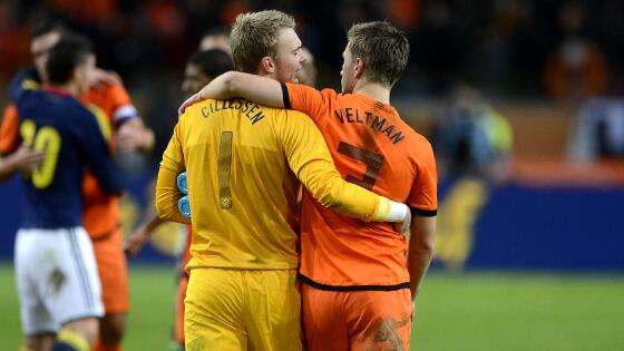 AFCAjax's tweet photo. [FOTO] Mooi beeld: Jasper Cillessen feliciteert Joël #Veltman met zijn geslaagde debuut. #nedcol http://t.co/DhEvfFhjIg