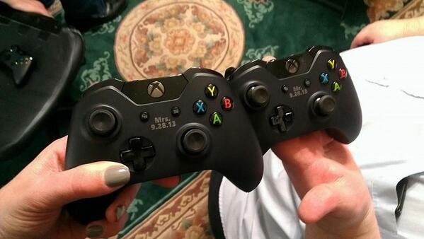 Boogie2988's tweet photo. Mr. and Mrs. xbox controllers as a wedding gift!  thanks @Xbox http://t.co/mmRm48eNPJ