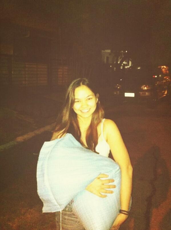 _hummingbirdy's tweet image. Pole dancer perk: lifting sacks of rice better than some men. This was AFTER pole class, btw. #polelove #haiyanhelp