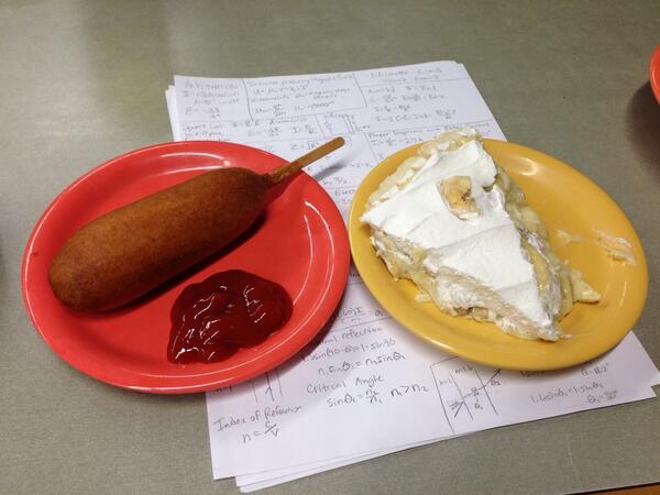 nicolette_lind's tweet image. Last supper😂😭 #physicstest #tminus2hours