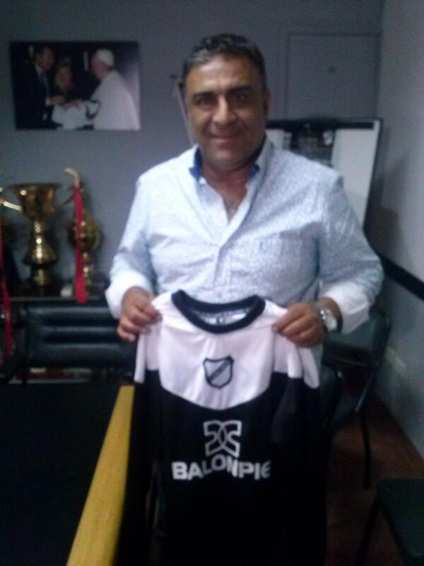 MundoByN's tweet photo. Ricardo Rodriguez tras firmar su vinculo que lo une por un año al club. Mañana primera practica en C.Evita #AllBoys http://t.co/ZvIKh3F21F