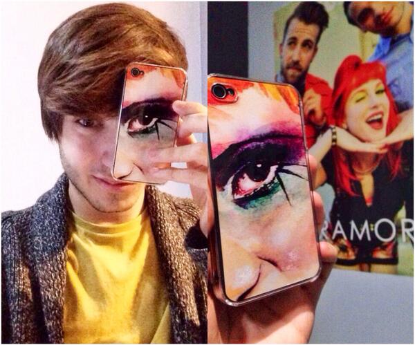 ParamoreFB's tweet image. @yelyahwilliams does this iPhone skin look any familiar to you? 😁😏