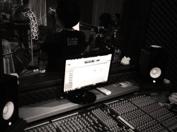 barry_ss's tweet photo. Me behind the console for @BlackHouseSeven project featuring @gracesahertian @GraceMusicID http://t.co/GTM5XbUin3
