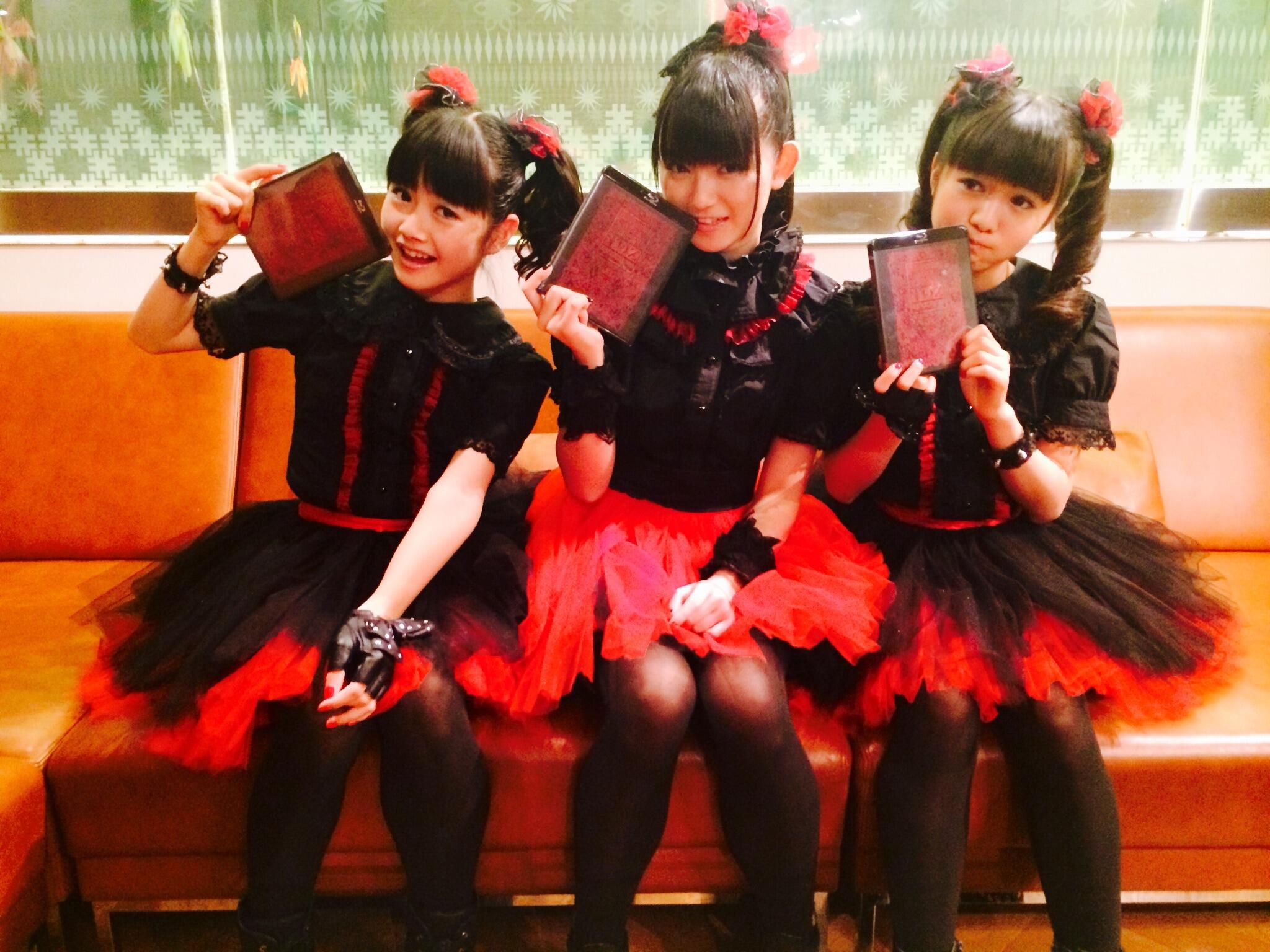 BABYMETAL na platformě X: „BABYMETAL初のLIVE Blu-ray「LIVE LEGEND
