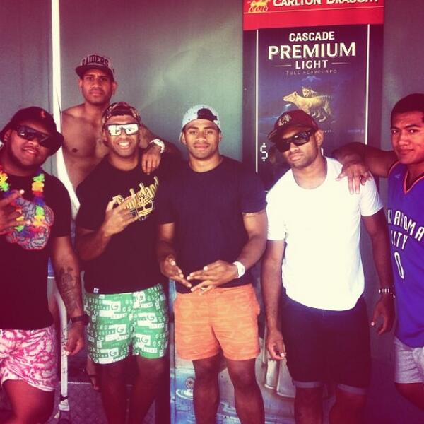 SilaJnr's tweet photo. One of the good memories in Byron Bay #rippedrings #crackedcreams  brothers on 3 !!!! Yeppa yeppa http://t.co/xNdf2JR3Ck