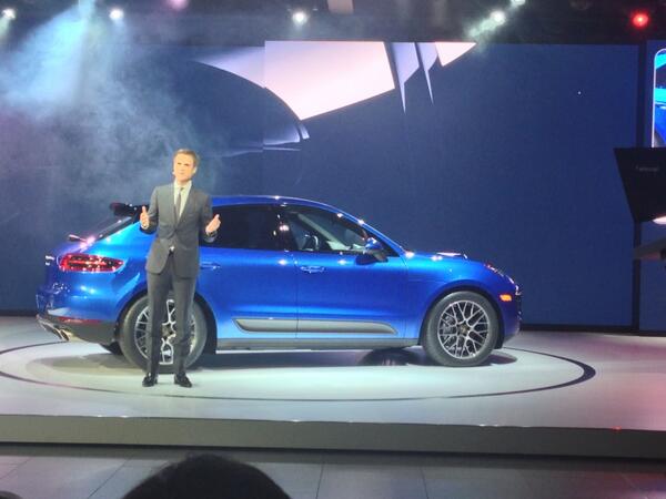joseclopa's tweet photo. Mucho aire con un 911 en la Macan http://t.co/FwVCegRPTp