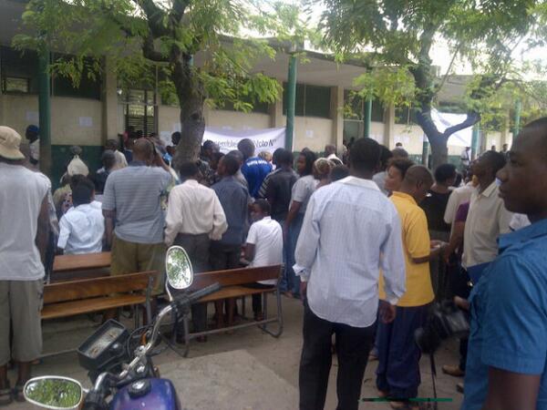 shirangano's tweet photo. Posto de votação da Escola Primária de #Matacuane onde Jaime Neto #Frelimo vai exercer o seu dever. #Autárquicas2013 http://t.co/iM3XySAZds