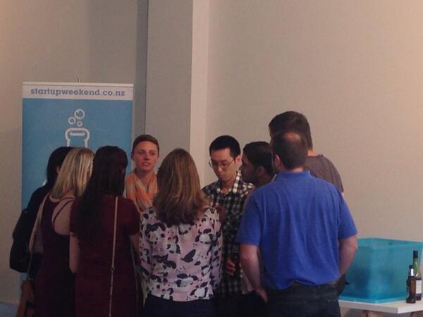 AKLSW's tweet photo. Teams at #AKLSW #StartupWeekendAuckland pre-event playing  half baked http://t.co/Sx1PQOWurG