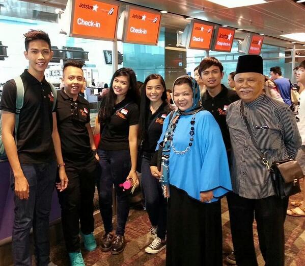 SRIWARISAN's tweet photo. Goodluck to Sufiandi, Nizard, Dina, Raihanah &amp; Syaiful for their choreography course in Institut Kesenian Jakarta! http://t.co/5qgvyKzvH4