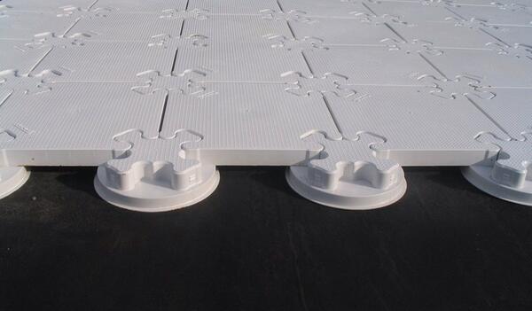 In zomer plat dak bloedheet! Voordeel Roofclix, lichte kleur en ventilatie onder tegels, dak eigenlijk in schaduw!