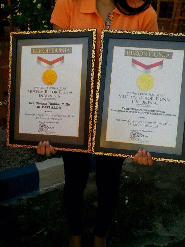 SwarnaFest's tweet photo. Pemberian record MURI ( 200 penenun alor dgn memakai pewarnaan alam ) http://t.co/UhSzdjPch2