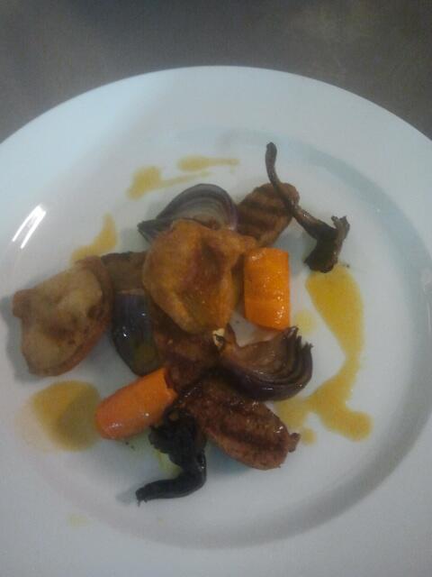 RonaldRoosjen's tweet photo. saucijs winters aangekleed met rode ui, fritot van oesterzwam, en gestoofde wortel http://t.co/TROhIUIRtC