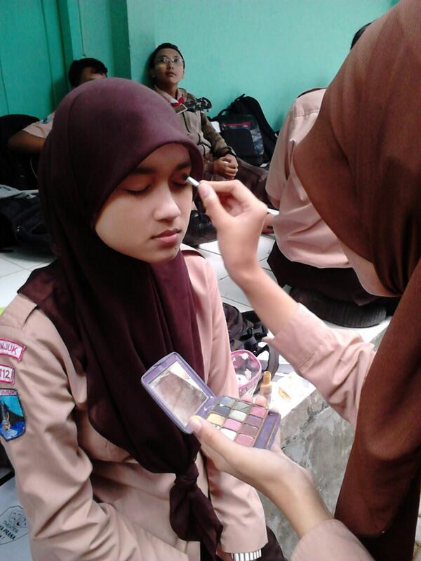 tjp_smada's tweet photo. dek hurin tampak pasrah dan percaya dengan periasnya =D http://t.co/1Y0lAt3Hww