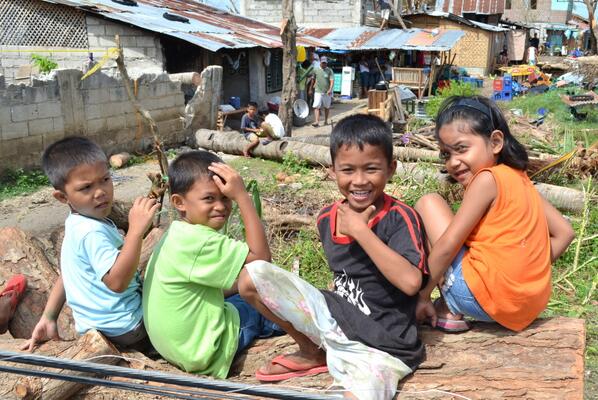 syamsuladzic's tweet image. Childrens from Bogo City whose kept smiling while watching their parents who are repairing their homes. #haiyanhelp