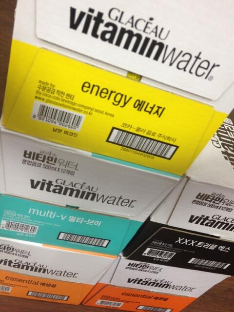 오늘 오픈하는 손소영 작가님의 전시를 축하하며- 비타민워터에서 음료를 협찬해주셨습니다! 감사합니다! :)