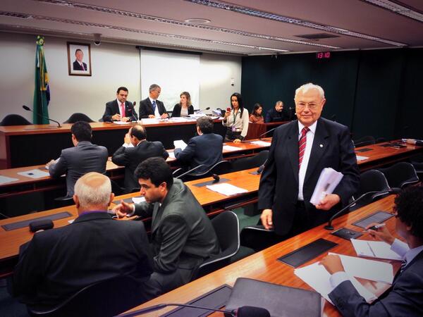 Azacharow's tweet photo. Agora participando aprovação sessão  Com. Direitos Humanos PDL 232/11, minha autoria, convocação plebiscito... http://t.co/xH6mSQdKhZ