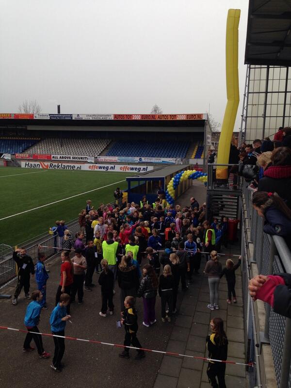 SCCambuurLwd's tweet photo. De eerste kinderen staan al klaar voor de start! #kidsrun #cambuur #seriousrequest #sr13 http://t.co/9yjst2eFp9
