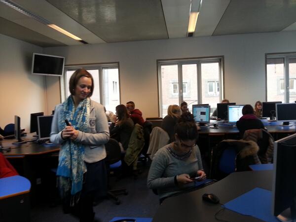 Julianleclercq's tweet photo. Cours donné par notre professeur @OrbanVanessa sur l'utilisation des réseaux sociaux à @HEC_ULg. #Useful #interesting http://t.co/Y335oh3owH