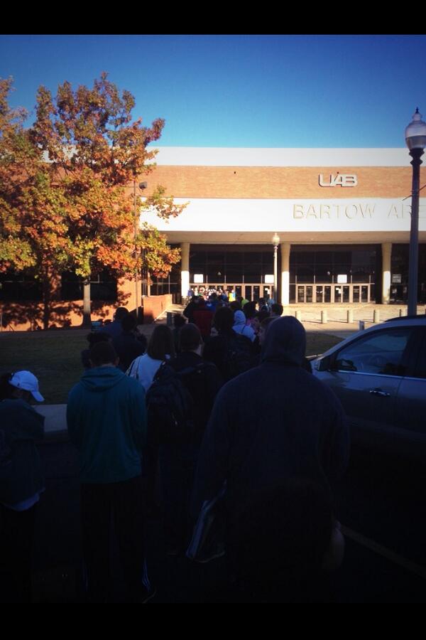 Got quite a lot of students this morning trying to get UAB vs UNC basketball tickets!

Photo credits: <a href="/WarEagle2323/">Billy Harvey</a>