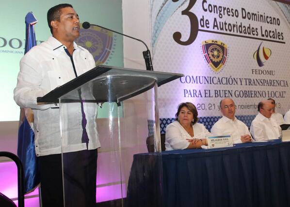 GobiernoDanilo's tweet photo. Víctor D'Aza, director Ejecutivo de @fedomurd, se dirige a los presentes. http://t.co/b8SSgrHX6J