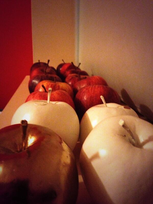 Joseph3gan's tweet image. Currently doing a photo shoot in my bedroom to decide who will be Snow Whites next top apple. #imagemaking project.