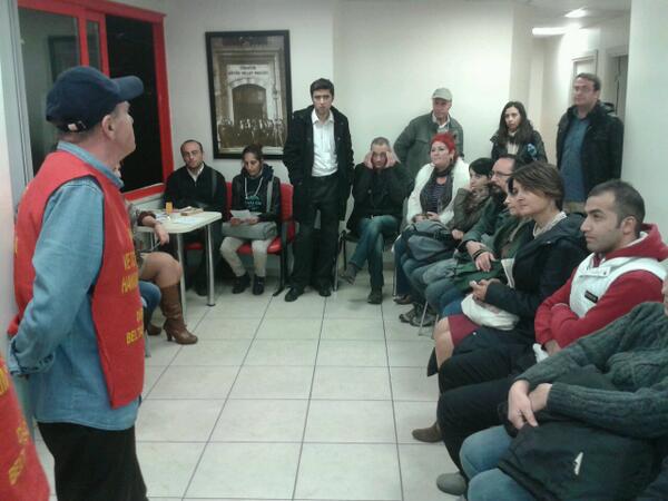 yarin_nettr's tweet photo. Açlık grevindeki Beltaş işçileri destek için gelen forumlara grev sürecini anlatıyor. @beltasdirenisi http://t.co/yYpTJEB2p8