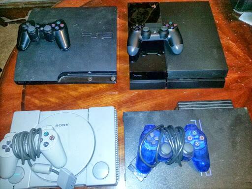 اجتمعة عائلة البلاي ستيشن